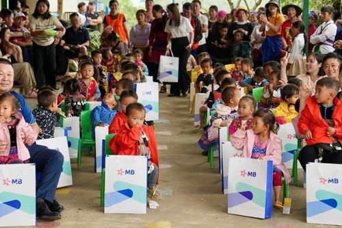 MB tiếp sức cô trò điểm trường Phìn Hồ, Lào Cai