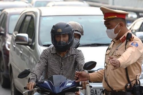 Bị phạt khi đi lên vành đai 2 ở Hà Nội, tài xế xe máy nêu lý do bất ngờ