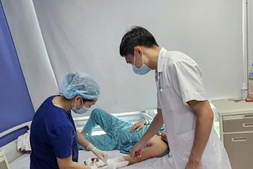 Thanh niên 30 tuổi bị lột da cổ bàn tay do kẹt thang máy
