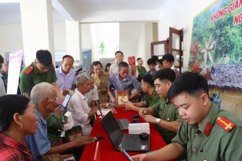 Quảng Ninh tặng 135 điện thoại thông minh cho hộ nghèo, cận nghèo