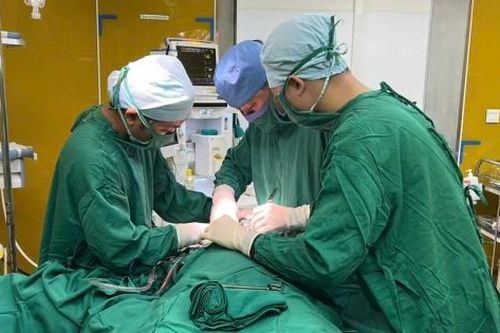 Cứu sống bệnh nhân dập nát vùng cổ, rách khí quản gây suy hô hấp nguy kịch