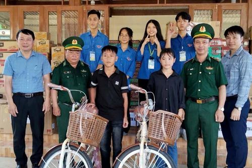 Bộ đội Biên phòng trao quà cho học sinh nghèo xã biên giới Kỳ Sơn