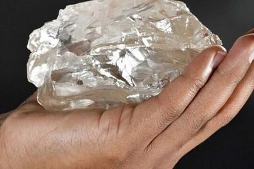 Công ty 'đổi đời' nhờ tìm thấy viên kim cương 'khủng' nặng tới nửa cân