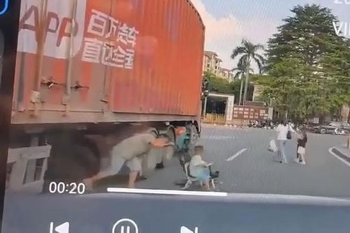 Clip: Cha liều mạng đẩy con chui qua gầm container để sang đường