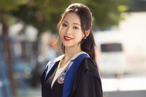 Á hậu tốt nghiệp Thủ khoa trường ĐH Kinh tế Quốc dân là ai?