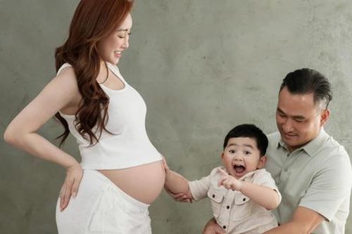 Vợ hai Chi Bảo khoe nhan sắc đẹp 'hút hồn' trước ngày lâm bồn