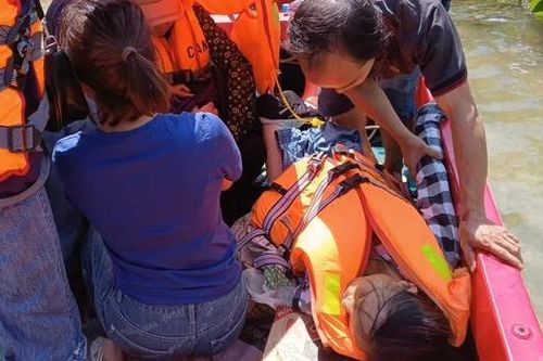 Cao Bằng: Đỡ đẻ thành công cho sản phụ ngay trên xuồng cứu hộ
