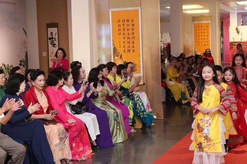 Hơn 16.000 lượt khách tham quan 'Không gian nghệ thuật Sen thư pháp'