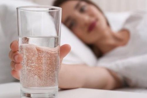Sự thật về việc uống nước để qua đêm có hại cho sức khỏe