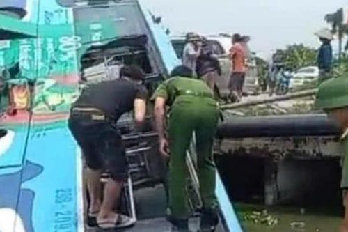 Hà Nội: Clip xe bus 'bay' xuống mương nước sau cú tông kinh hoàng