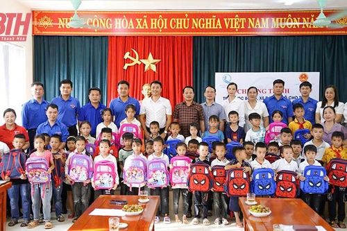 Tặng xe đạp và học bổng cho trẻ em có hoàn cảnh khó khăn tại Như Xuân