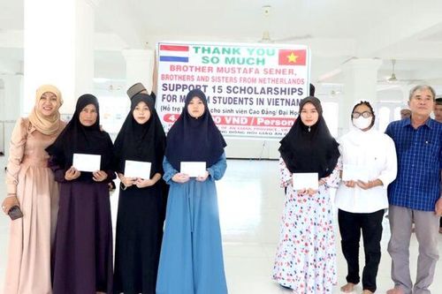 Tiếp sức học sinh đầu nguồn An Phú đến trường
