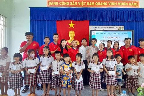 Trao quà 'tiếp bước đến trường' cho học sinh có hoàn cảnh khó khăn Trường Tiểu học 'A' Thạnh Mỹ Tây