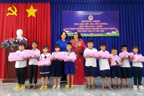 Trên 100 triệu đồng hỗ trợ quà 'tiếp bước đến trường' cho học sinh nghèo huyện Phú Tân