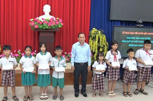 Hội Khuyến học TP. Châu Đốc trao quà 'tiếp bước đến trường' năm học 2024 - 2025
