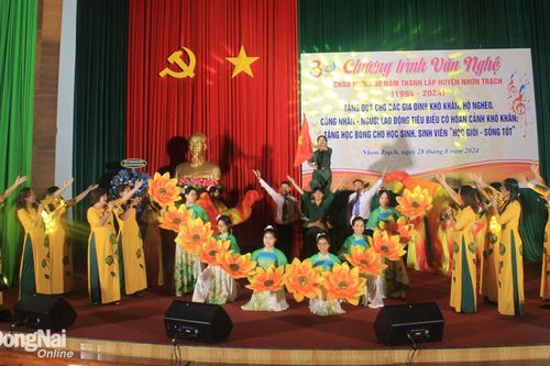 Biểu diễn văn nghệ mừng 30 năm thành lập huyện Nhơn Trạch