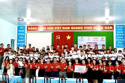 Dai-ichi Life Việt Nam trao học bổng cho học sinh có hoàn cảnh khó khăn