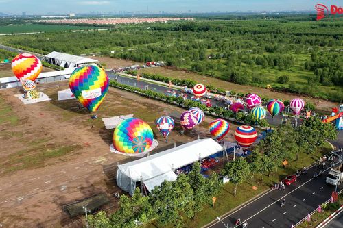 Bắt mắt với dàn khinh khí cầu nhiều màu sắc tại Nhơn Trạch
