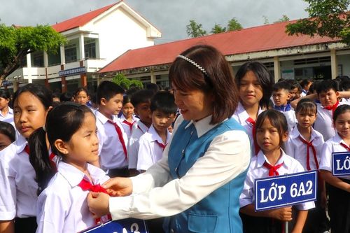 Học sinh Gia Lai rộn ràng đến trường