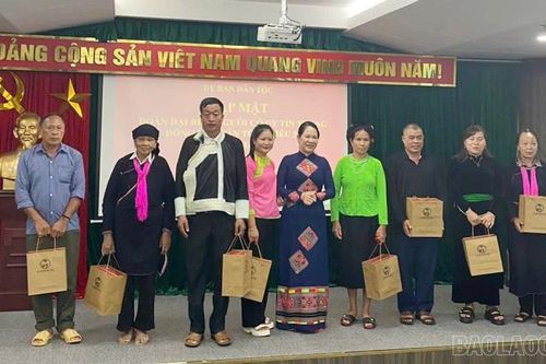 Thứ trưởng, Phó Chủ nhiệm Ủy ban Dân tộc Nông Thị Hà gặp mặt Đoàn đại biểu người có uy tín tỉnh Lào Cai