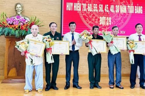 Đạ Tẻh: Trao Huy hiệu Đảng đợt 2/9 cho 24 đảng viên