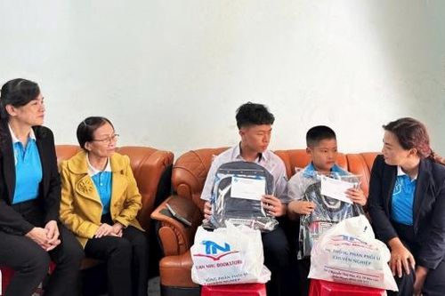 Bảo Lộc: Tặng quà học sinh đặc biệt khó khăn trước thềm năm học mới