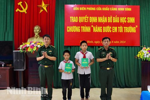 Nhận đỡ đầu học sinh chương trình 'Nâng bước em tới trường'