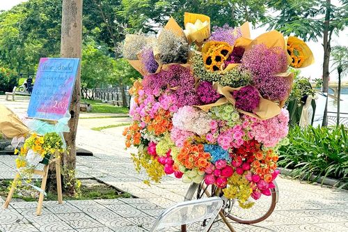 Rực rỡ xe hoa chở Thu về