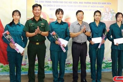 Gặp mặt, tuyên dương thí sinh trúng tuyển vào các học viện, trường trong quân đội năm 2024