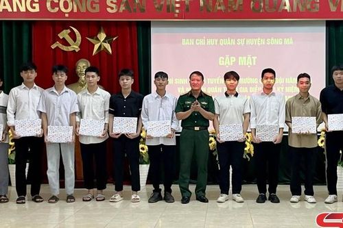 Tuyên dương 11 thí sinh trúng tuyển vào các trường quân đội năm 2024