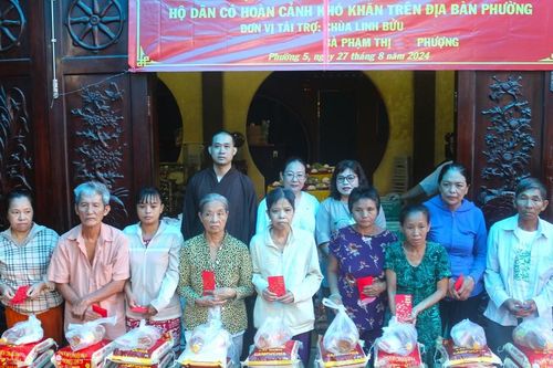 Chùa Linh Bửu, Từ Phước (Q.8) tặng quà người dân có hoàn cảnh khó khăn