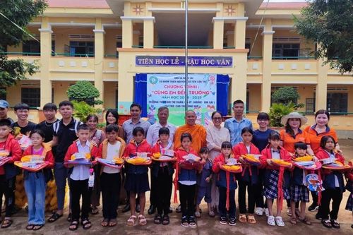 Chùa Bửu Long, Quỳnh Cư, nhóm thiện nguyện TP.Cần Thơ tặng quà đến người nghèo và học sinh