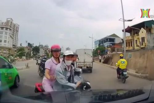 Ô tô không quan sát đâm xe máy đi ngược chiều