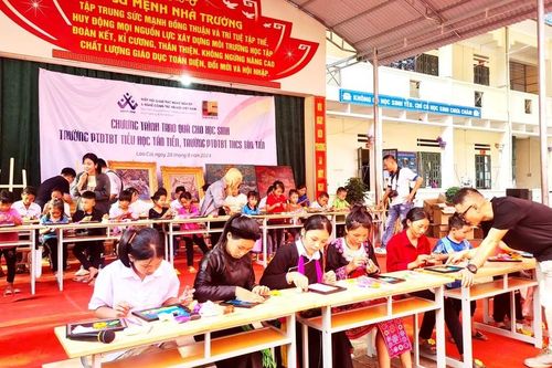 Hơn 500 học sinh vùng cao được tặng quà thiết yếu đón năm học mới