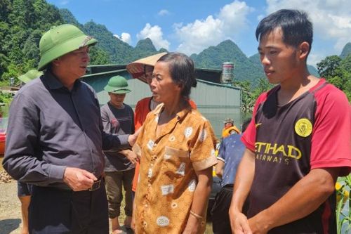 Chủ tịch UBND tỉnh Hoàng Xuân Ánh kiểm tra tình hình khắc phục hậu quả mưa lũ tại xã Quang Vinh (Trùng Khánh)