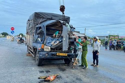 Ôtô tông đuôi xe tải bị hỏng đậu trên đường, tài xế tử vong trong cabin