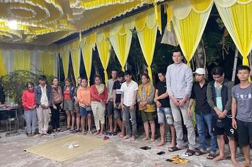 Tạm giữ 11 đối tượng lợi dụng đám tang để tổ chức đánh bạc