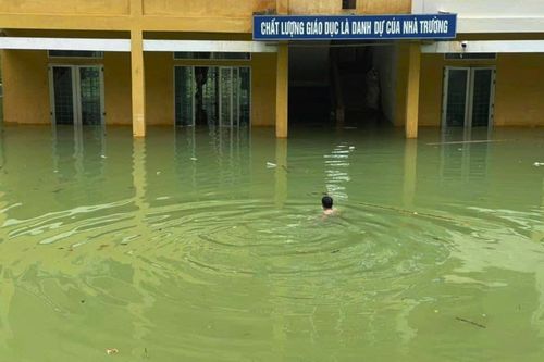 Xúc động hình ảnh thầy hiệu trưởng bơi giữa dòng nước lũ kiểm tra trường