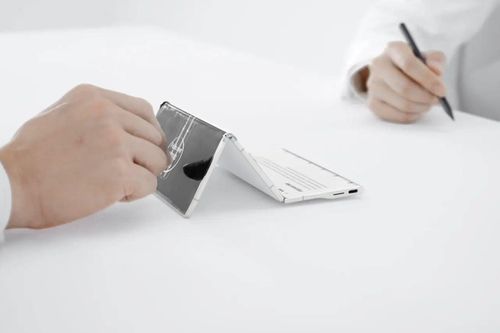 Hãng Trung Quốc ra mắt điện thoại gập ba, mỏng hơn cả Samsung Galaxy Z Fold 6