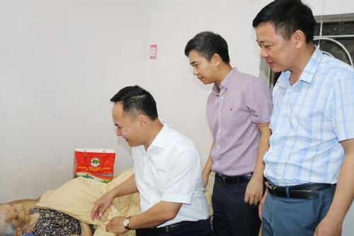 Hà Nội: Tặng 12.150 suất quà gia đình chính sách người có công trực tiếp tham gia giải phóng Thủ đô