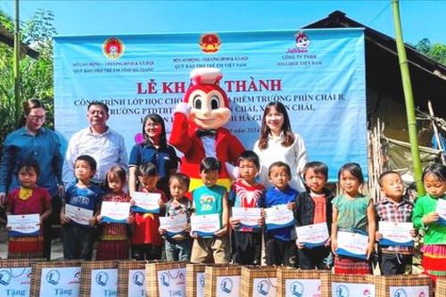 Hà Giang: Hơn 1,1 tỷ đồng hỗ trợ trẻ em khó khăn xã Vần Chải, huyện Đồng Văn