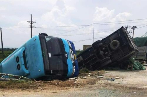 Hiện trường vụ xe tải húc văng xe buýt, 3 người bị thương tại Ứng Hòa
