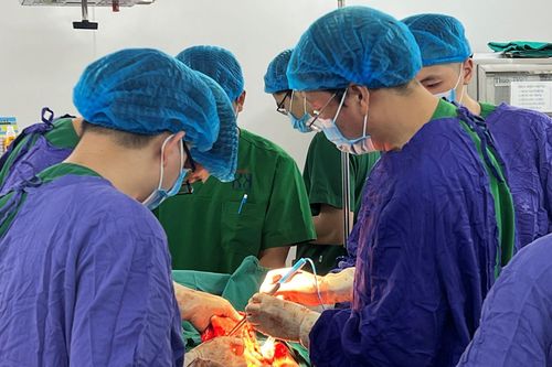 Cứu sống người phụ nữ có khối ung thư buồng trứng khổng lồ, nặng hơn 7kg