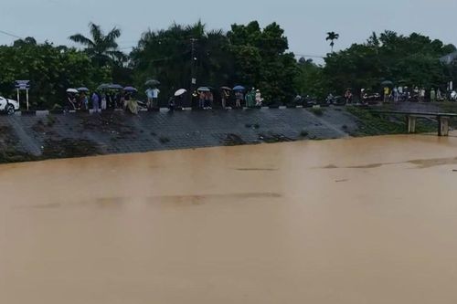 Hòa Bình: Đang nỗ lực tìm kiếm 2 học sinh bị nước cuốn trôi