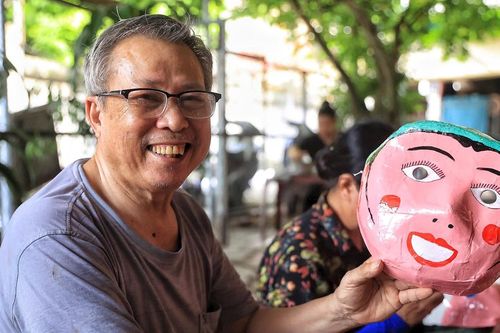 Về làng Ông Hảo, gặp nghệ nhân hơn 40 năm giữ nghề làm mặt nạ giấy bồi dịp Trung Thu