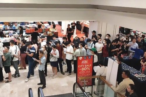 Xếp hàng dài chờ 'săn' hàng hiệu giảm giá