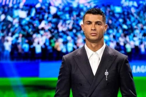 Ronaldo làm gì trong lễ bốc thăm Champions League?