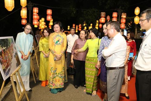 Trao giải cuộc thi vẽ tranh quốc tế 'Em yêu Hà Nội-Thành phố vì hòa bình'
