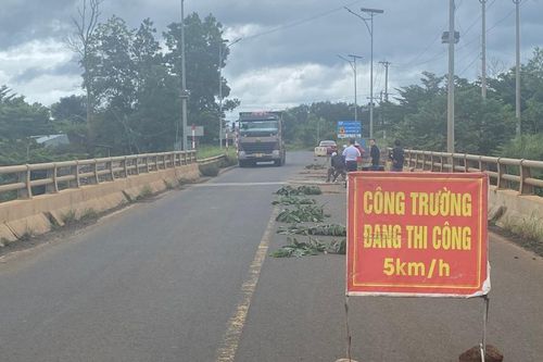 Xử lý mặt cầu hư hỏng sau phản ánh của Báo Kinh tế & Đô thị