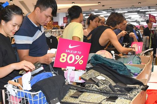TP Hồ Chí Minh: người dân đổ xô mua hàng hiệu khuyến mại 'khủng' đến 80%